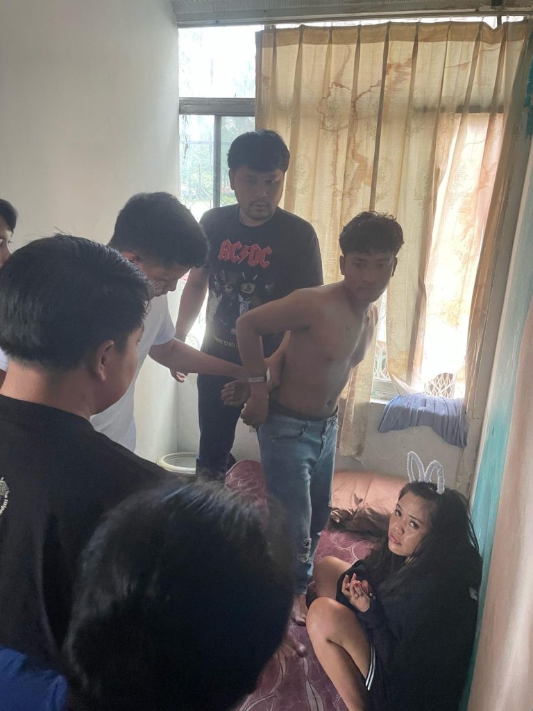 Unit Reskrim Polsek Lubuk Baja menangkap komplotan pemerasan melalui aplikasi kencan online, MiChat.