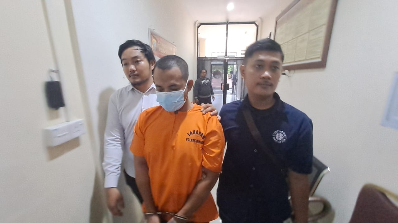 Polisi mengiring pelaku kasus penyalahgunaan narkoba yang diamankan di Pelabuhan Sri Benyatan di Tambelan akhir Maret lalu ke sel tahanan Polres Bintan pada Kamis (17/4/2025) pagi.