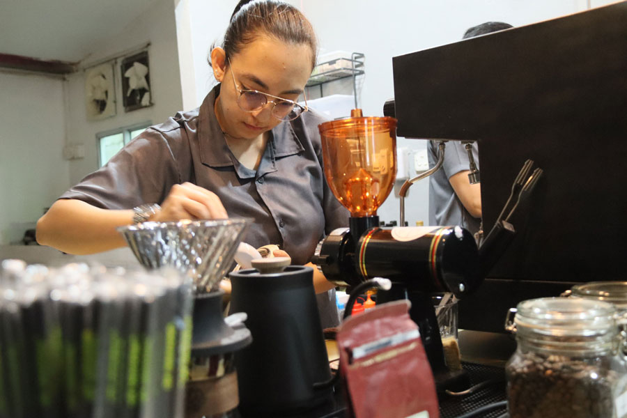Fathia Fitri Salwa sedang menyeduh kopi.