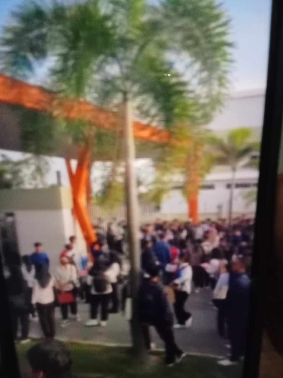 para pencari kerja saat berebut untuk dapat antri di PT LetsolarEnergi Indonesia, Batam.