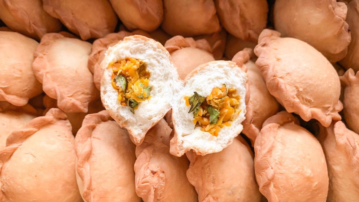 ILUSTRASI. Panada cemilan khas Manado, Sulawesi Utara.