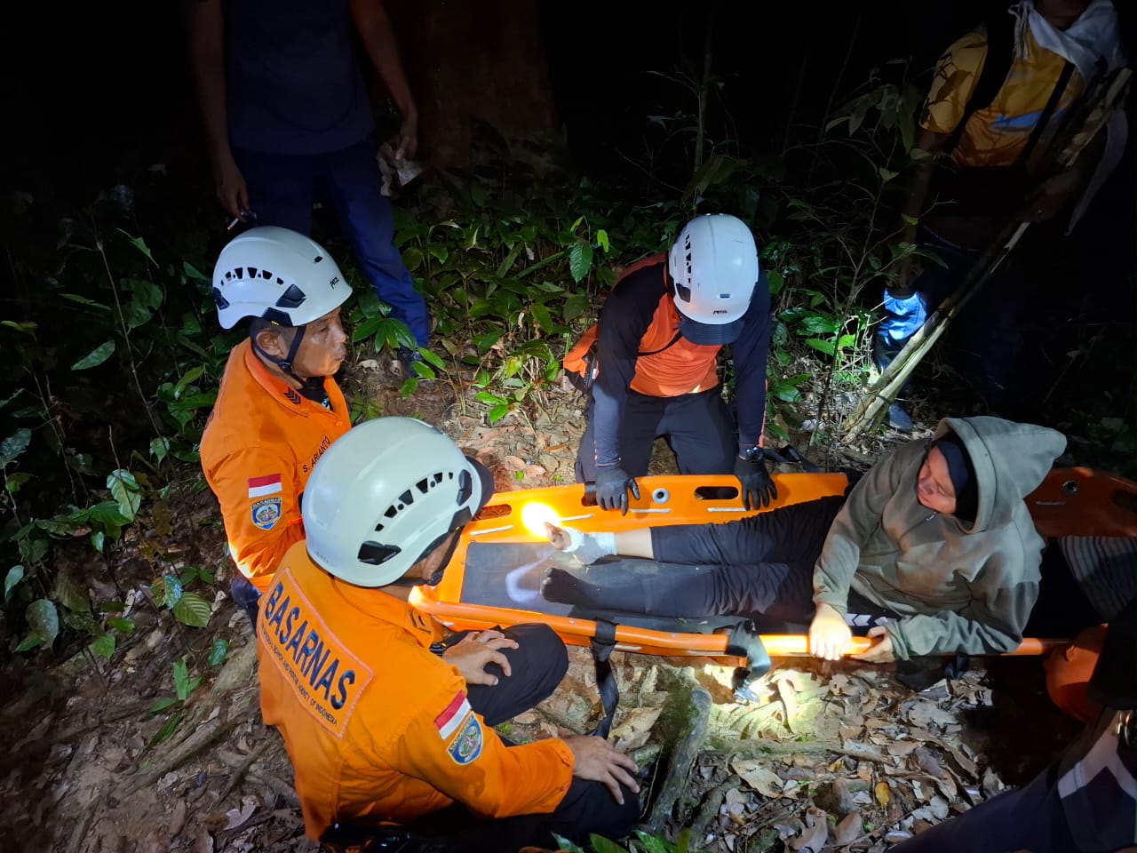 Petugas Basarnas saat mengevakuasi remaja perempuan, Alya (18) yang cedera pada kaki sebelah kanan saat hendak turun dari mendaki Gunung Ranai, Natuna.