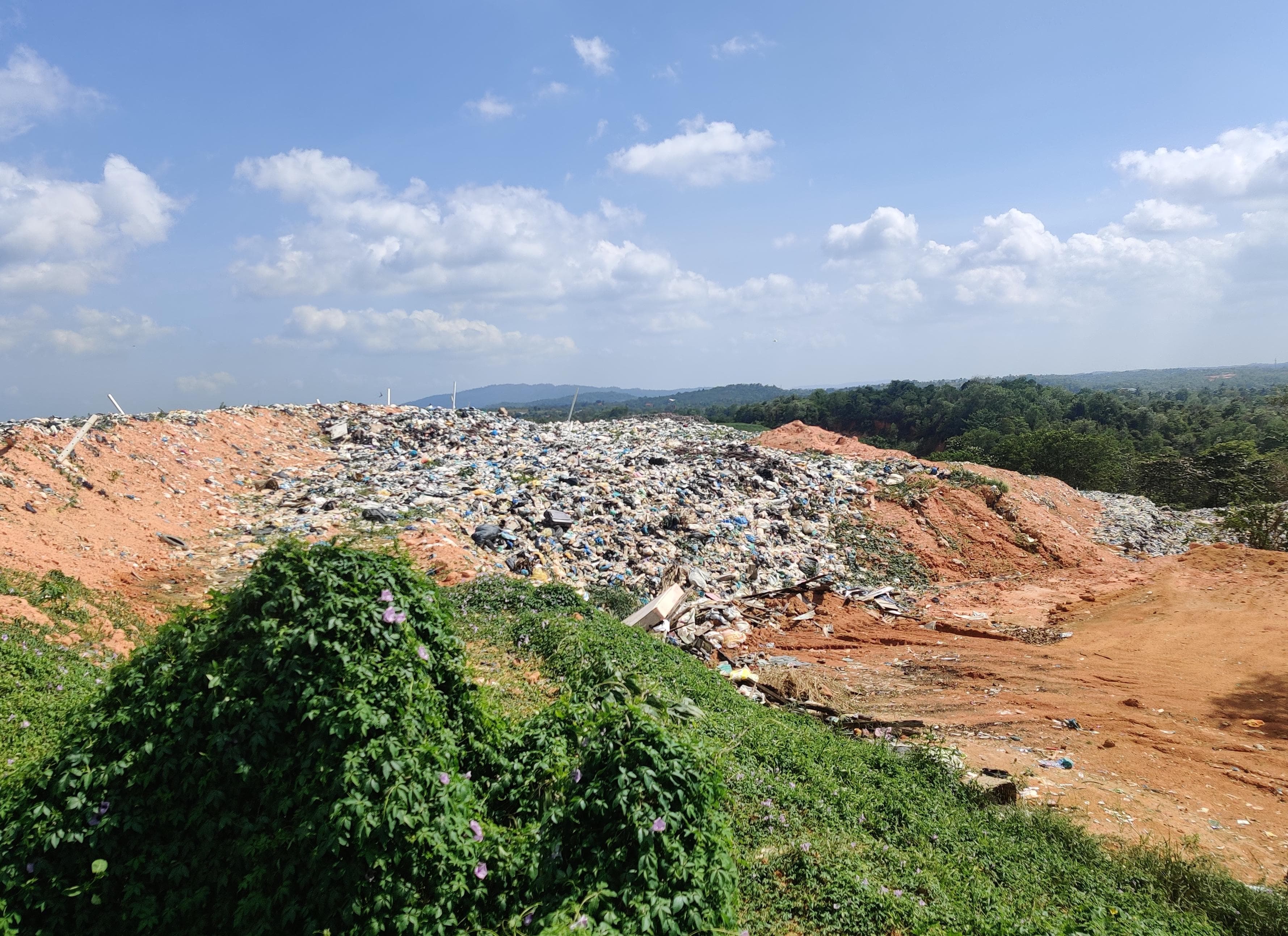 Kondisi sampah di TPA Ganet Kota Tanjungpinang, Minggu (20/4).