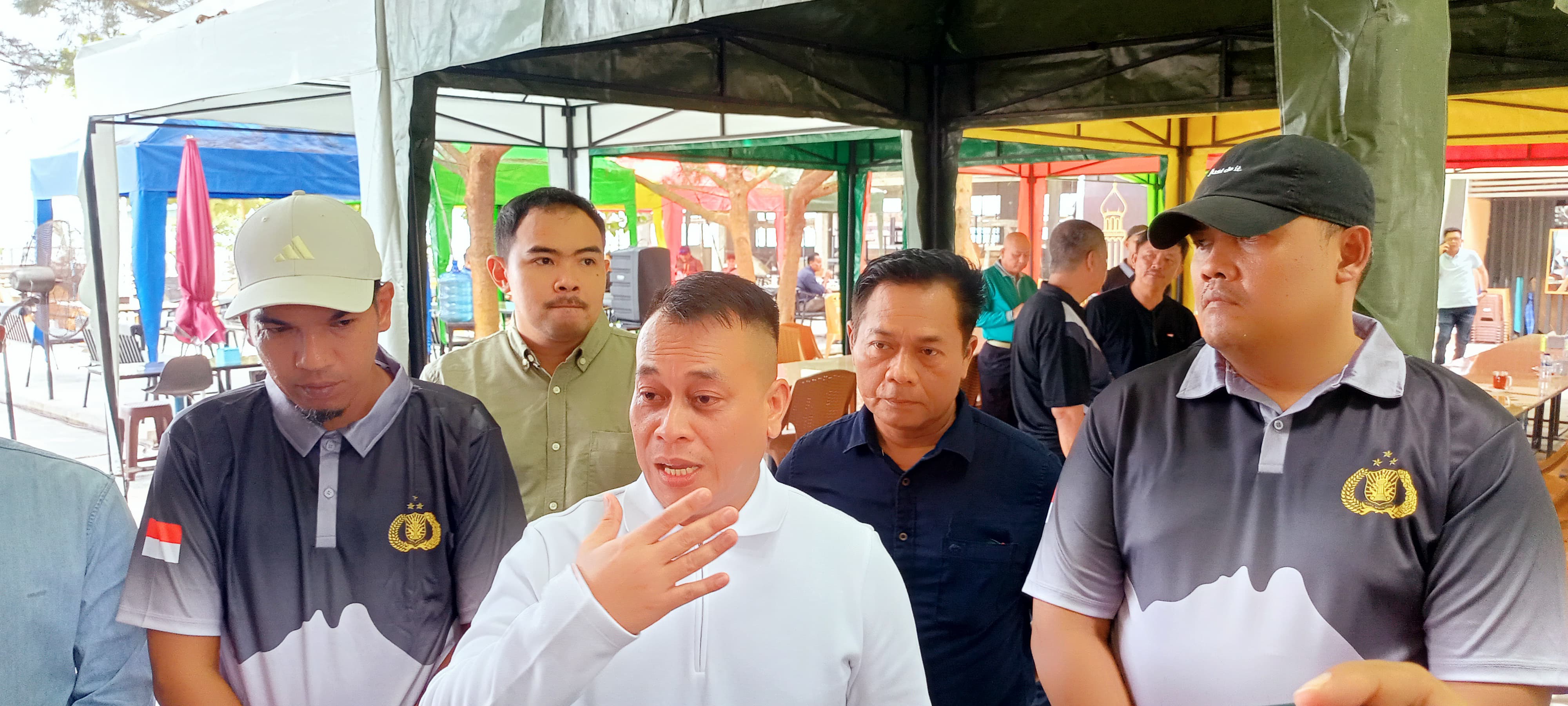 Muhammad Nizar, Bupati Lingga saat diwawancarai Batampos di Pantai Tiga Berlian Dabo Singkep, Minggu (20/4).