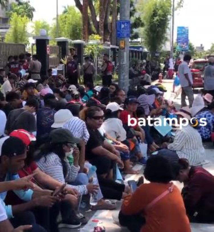Puluhan warga unjuk rasa di depan Kantor Imigrasi Batam, Senin (21/4). Aksi ini digelar sebagai bentuk protes atas kasus dugaan penganiayaan oleh warga asing.
