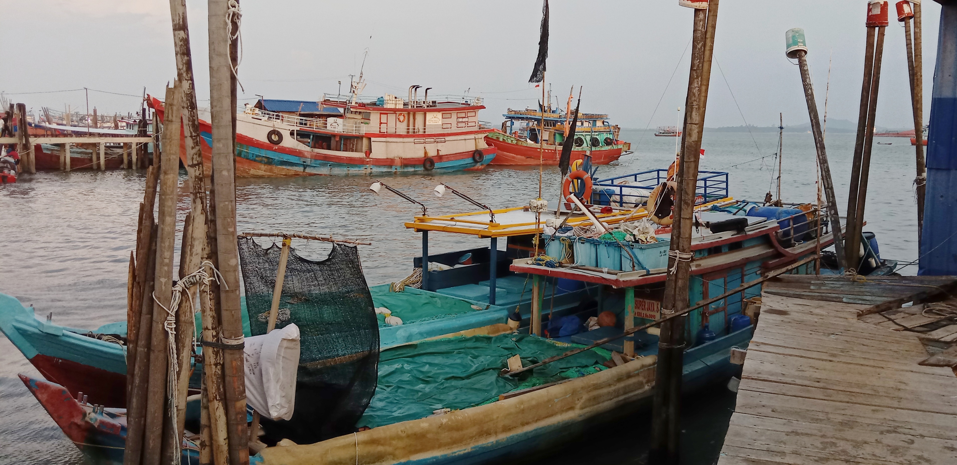 Kapal-kapal ikan di Karimun yang sedang ditambatkan di pelabuhan rakyat di Kecamatan Meral.