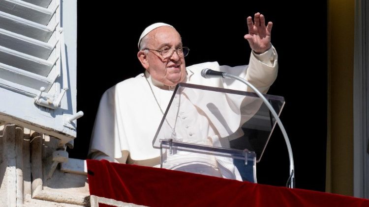 Paus Fransiskus saat menyapa umat dari jendela Angelus, Vatikan. F ANSA via Vatican News