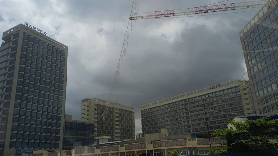 Mendung menggantung di langit Batam