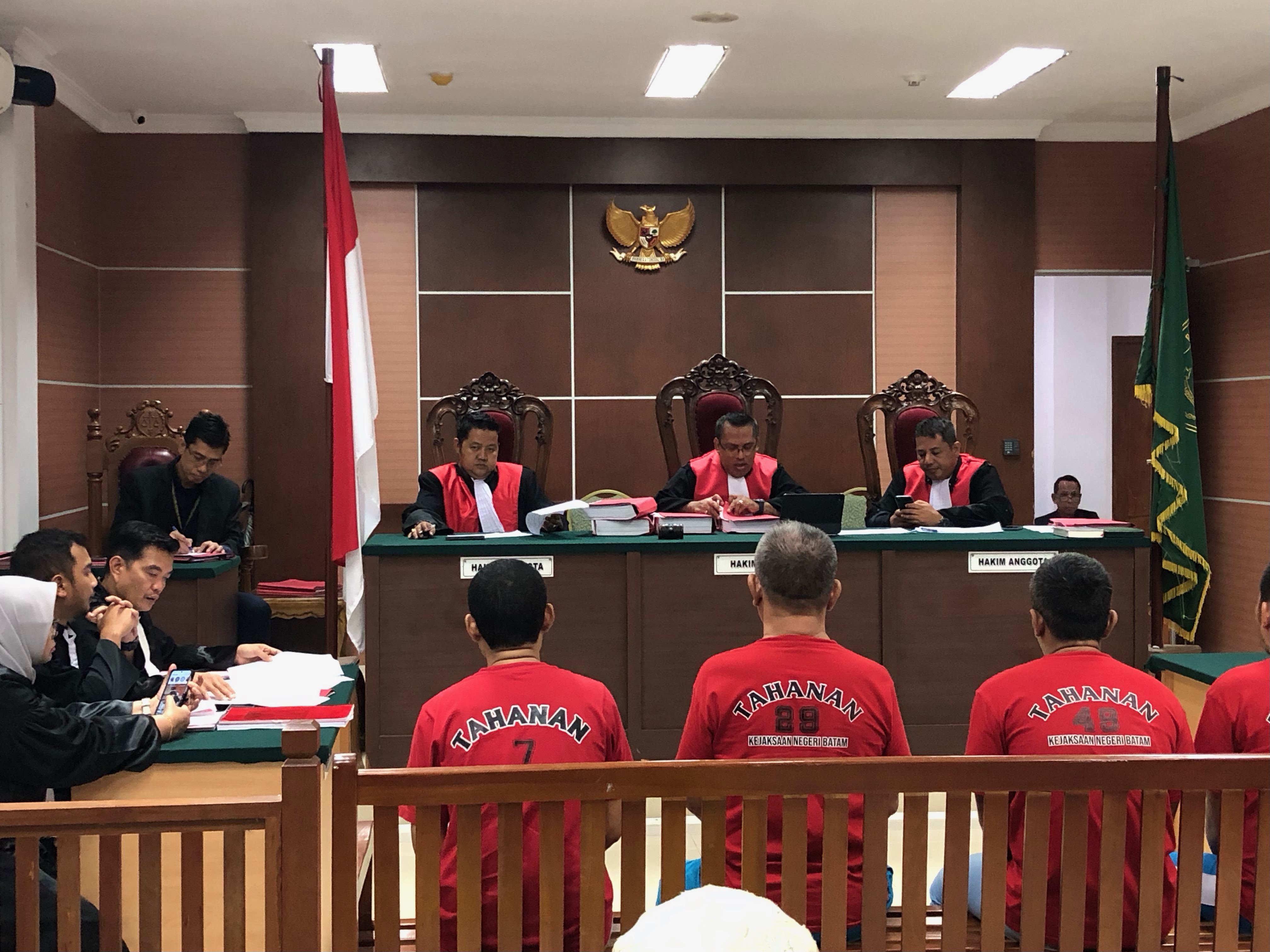 Empat terdakwa kasus narkoba menjalai sidang perdana di Pengadilan Negeri (PN) Batam, Selasa (22/4). F.Aziz Maulana/Batam Pos