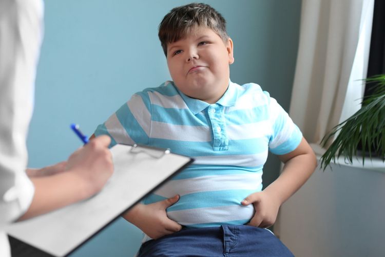ILUSTRASI. Anak yang sering tidur larut malam berisiko mengalami obesitas.