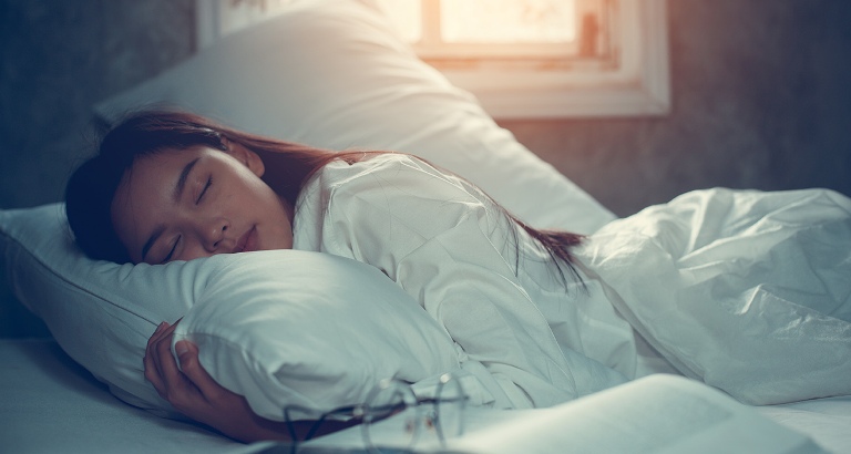 ILUSTRASI. Mendapatkan kualitas tidur ideal cukup lakukan rutinitas sebelum tidur seperti mematikan ponsel.
