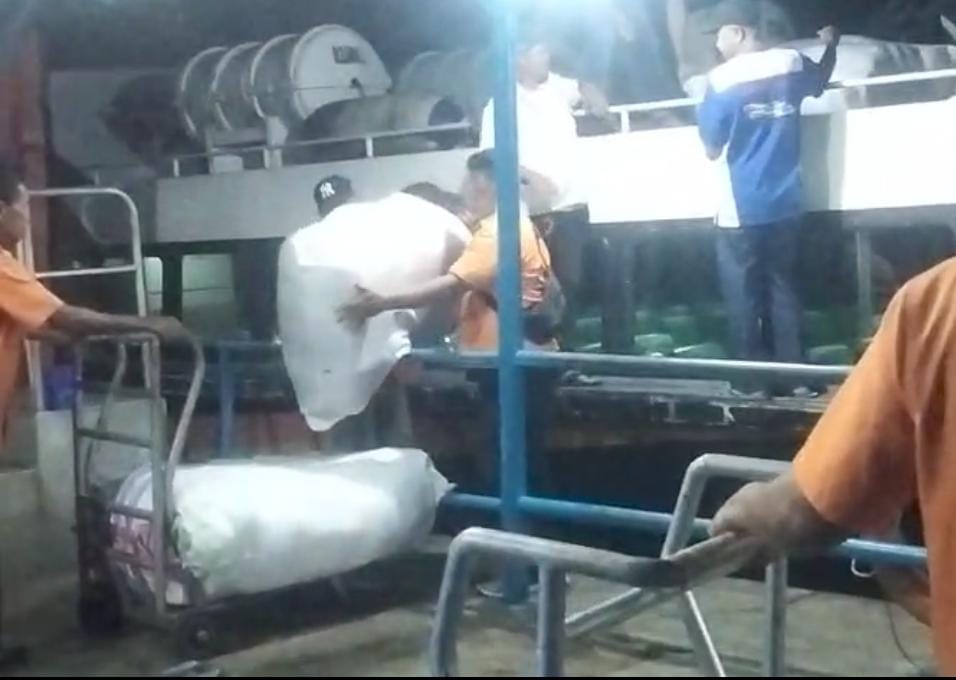 Porter Pelabuhan SBP saat mengikut barang-barang yang didiga ilegal dari Kapal Ferry Batam-Tanjungpinang, Rabu (23/4).