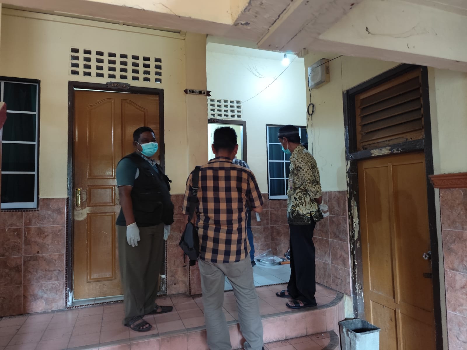 Petugas kepolisian saat melakukan olah tempat kejadian perkara penemuan jasad pria paruh baya di kamar nomor 110 Hotel Surya Tanjungpinang, Kamis (24/4).