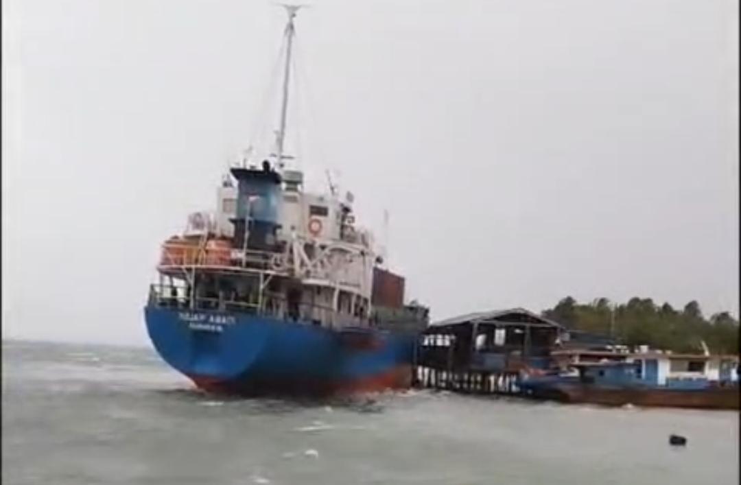 Kapal kargo yang labuh jangkar di perairan Sei Enam, nyaris menabrak bengkel usai dihantam angin kencang, Rabu (23/4/2025) pagi.