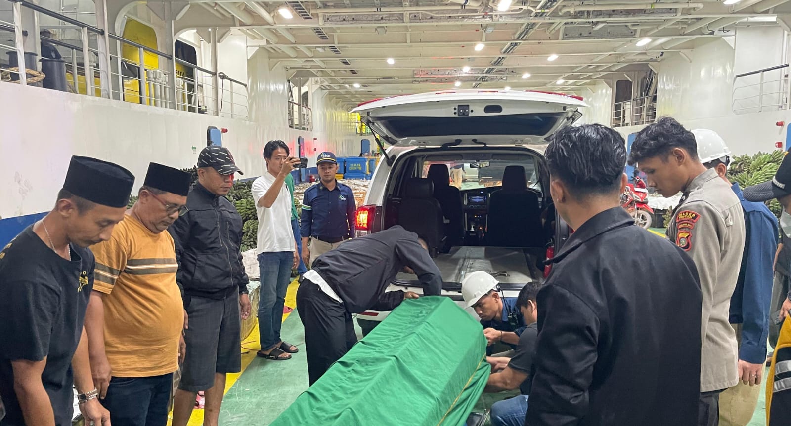Petugas mengevakuasi jenazah penumpang KMP Bahtera Nusantara 03 saat tiba di Pelabuhan ASDP Tanjunguban pada Kamis (24/4/2025) sekitar&nbsp; pukul 01.00 WIB.
