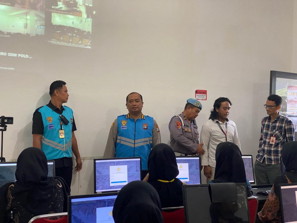 Calon siswa bintara wanita Polri menjani tes psikologi di Kampus UPB, Kamis (24/4).