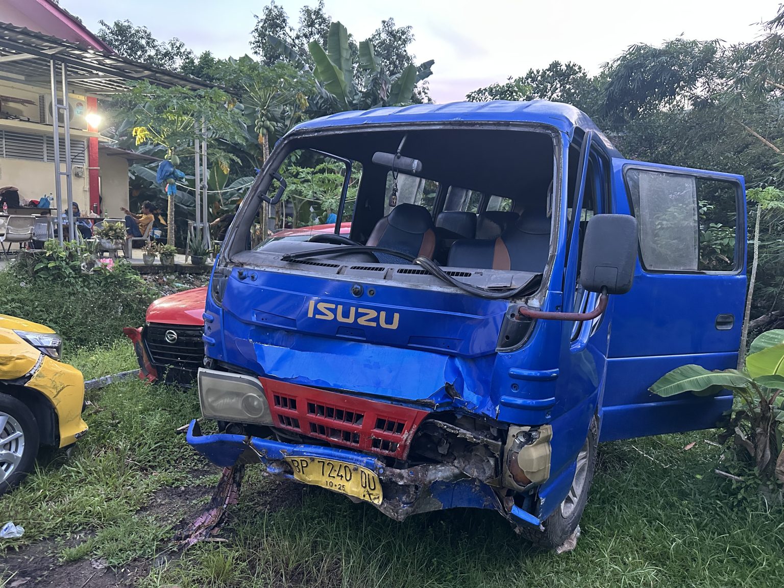 Polisi mengamankan barang bukti bimbar yang terlibat kecelakaan di Mapolresta Barelang.