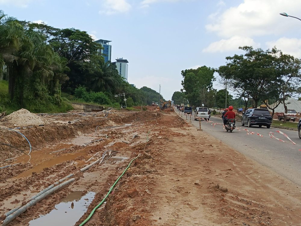 Proyek pelebaran jalan Ahmad Yani Mukakuning - Simpang Kepri Mall sedang digesa.