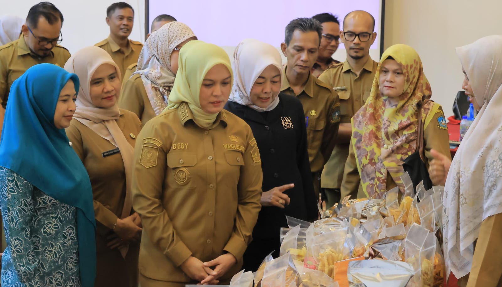 Wakil Bupati Bintan, Deby Maryanti melihat berbagai olahan hasil produk dari pelaku UMKM usai membuka kegiatan pelatihan kewirausahaan di  Awandari Hotel, Senin (28/4/2025).