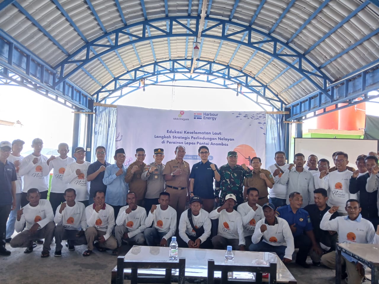 Nelayan lepas pantai mendapatkan edukasi mengenai keselamatan di laut dari Harbour Energy.