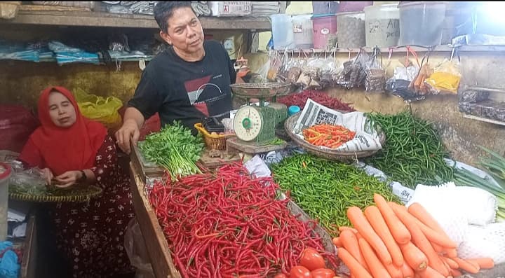 Faisal, Salah serang pedagang di Pasar Dabo Singkep yang resah dengan wacana Docking Roro KMP Senangin menjelang perayaan Idul Adha 1446 Hijriah Tahun 2025, Selasa (29/4).