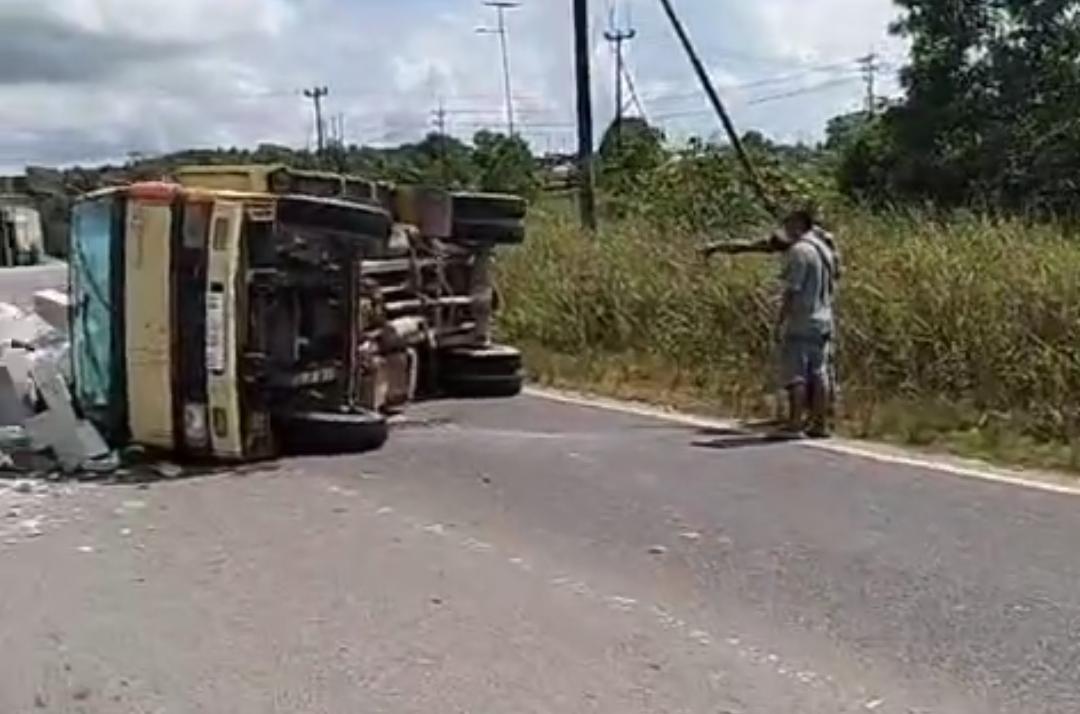 Truk bermuatan bata ringan terguling di jalan yang terletak di Kampung Banjar, Desa Gunung Kijang, Kecamatan Gunung Kijang, Senin (28/4/2025).