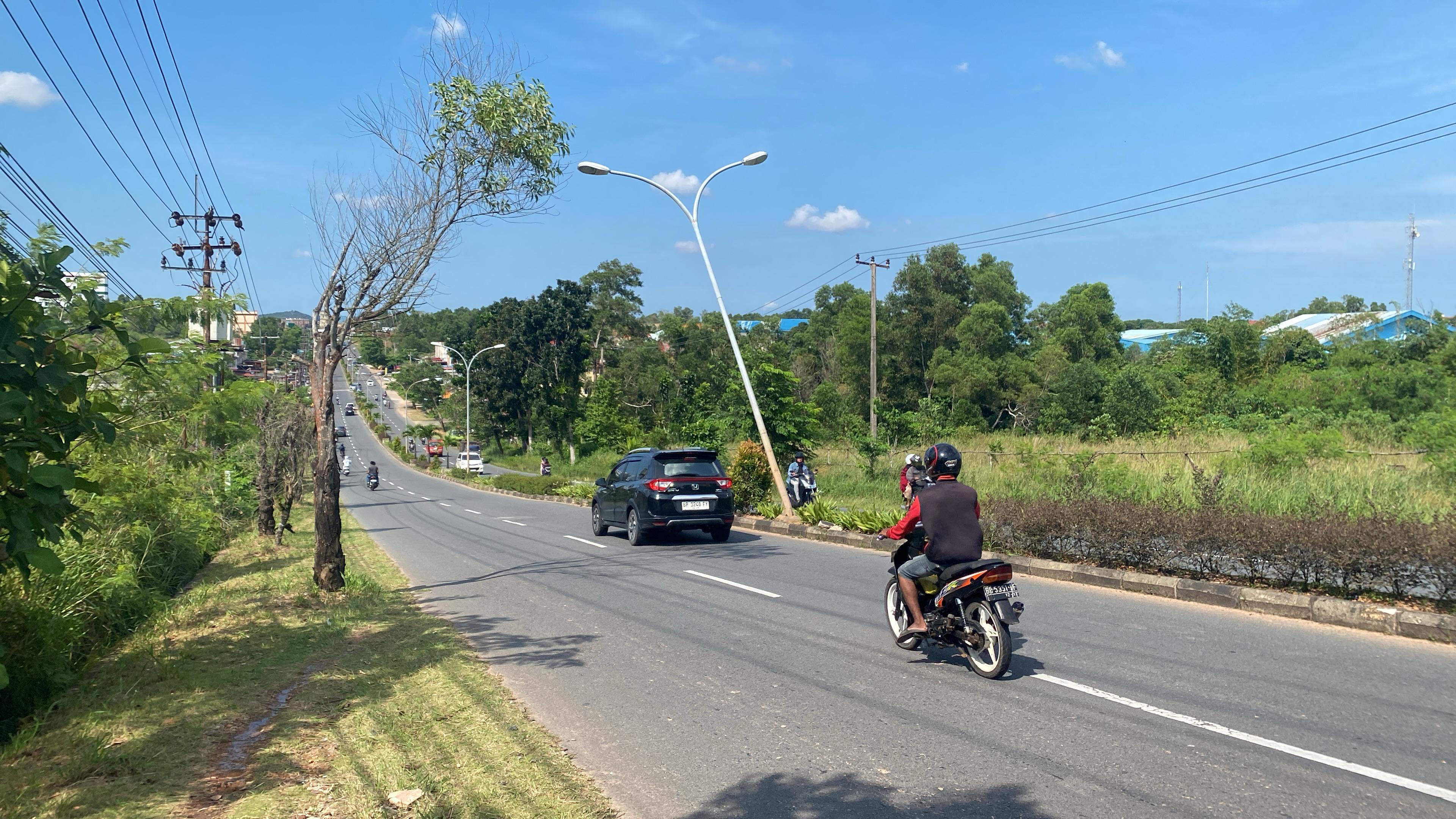 Sebuah tiang PJU di Jalan WR. Supratman Tanjungpinang miring akibat tertabrak kendaraan yang gagal menanjak, Rabu (30/4).
