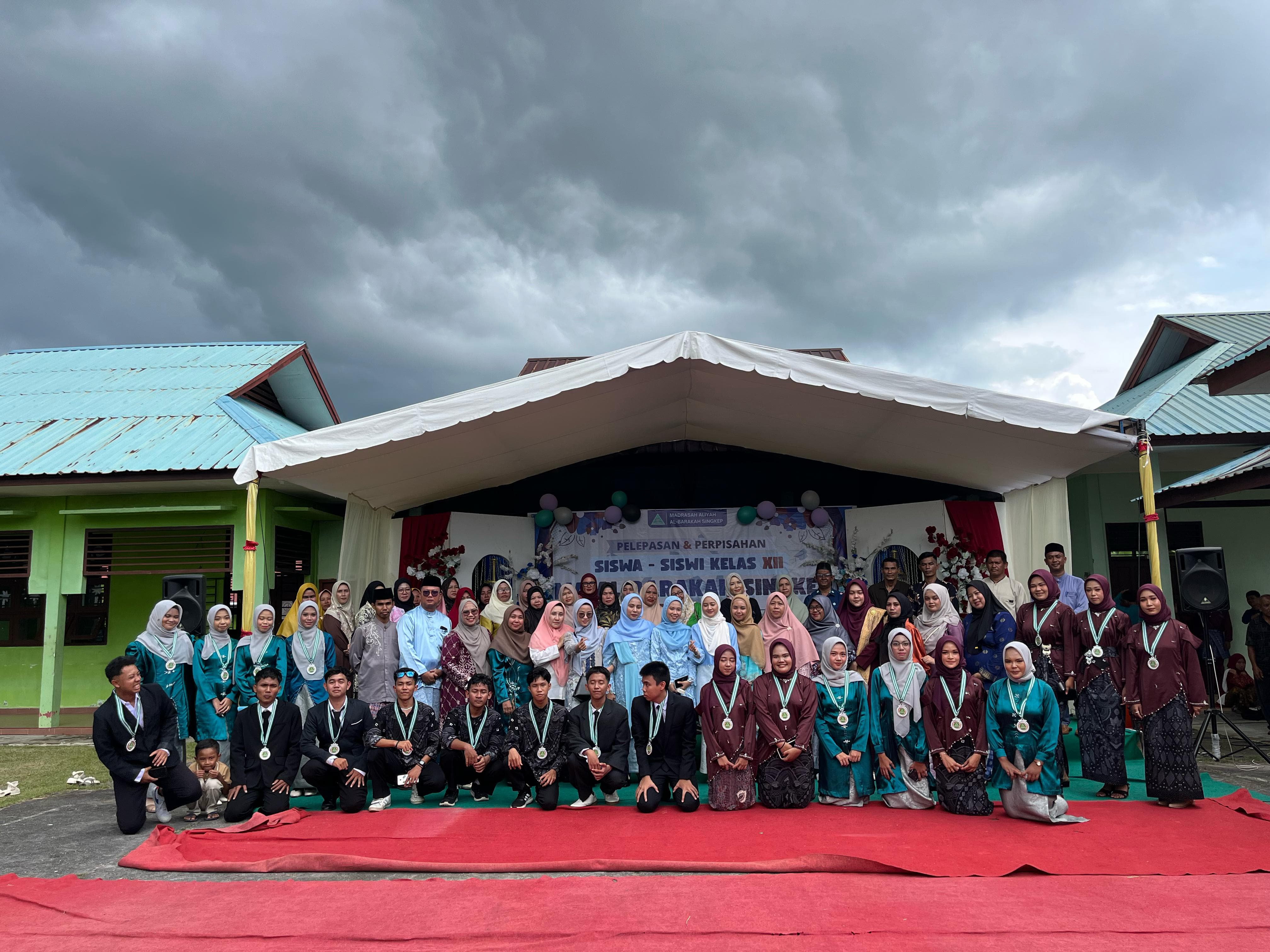 Pelaksanaan Upacara Pelepasan Siswa-Siswi Kelas XII MA Al-Barakah Singkep Tahun 2025, Rabu (30/4).