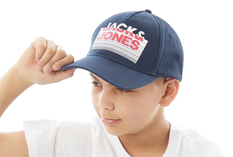 ILUSTRASI. Anak pria mengenakan topi tidak lagi sakadar gaya, tetapi melindungan dari cuaca panas.