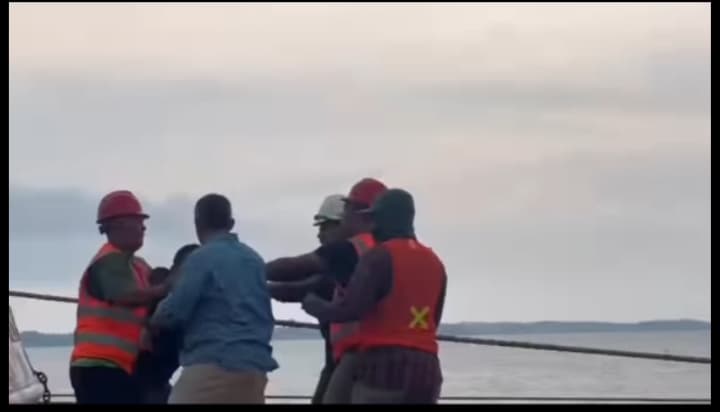 Aksi pemukulan terhadap NH di lokasi Loading Bauksit mi.ik PT Hermina Jaya di Terminal Khusus TBJ Desa Tanjung Irat Kecamatan Singkep Barat, Rabu (30/4). F. Vatawari
