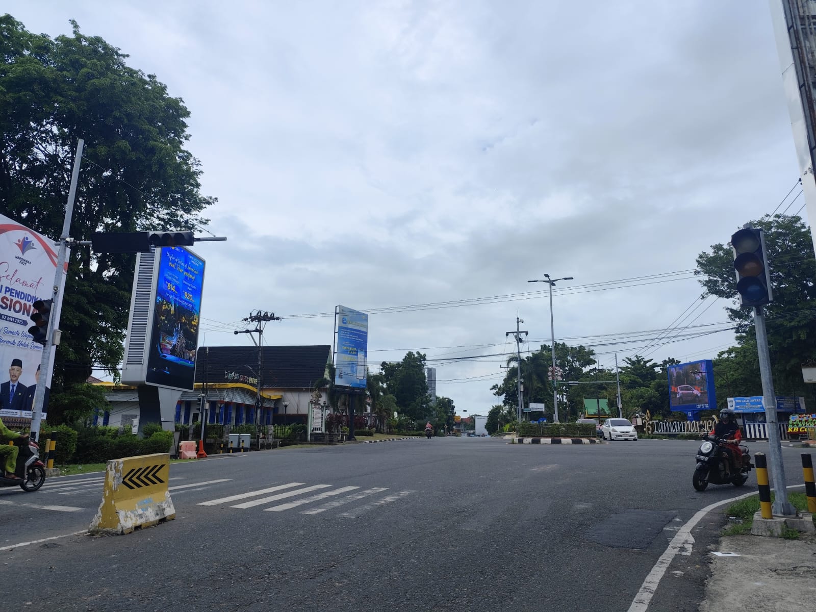 Traffic light di simpang Pamedan Tanjungpinang kembali mengalami kerusakan. Kondisi ini membuat arus lalulintas semerawut, Jumat (2/5).