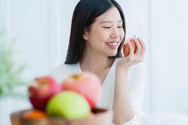 ILUSTRASI. Konsumsi satu buah apel perhari dipercaya dapat menurunkan kadar kolesterol dalam tubuh.