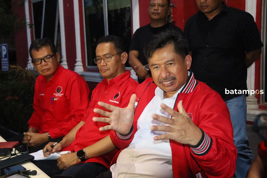 Ketua DPC PDIP Batam, Nuryanto saat memberi keterangan Pers.