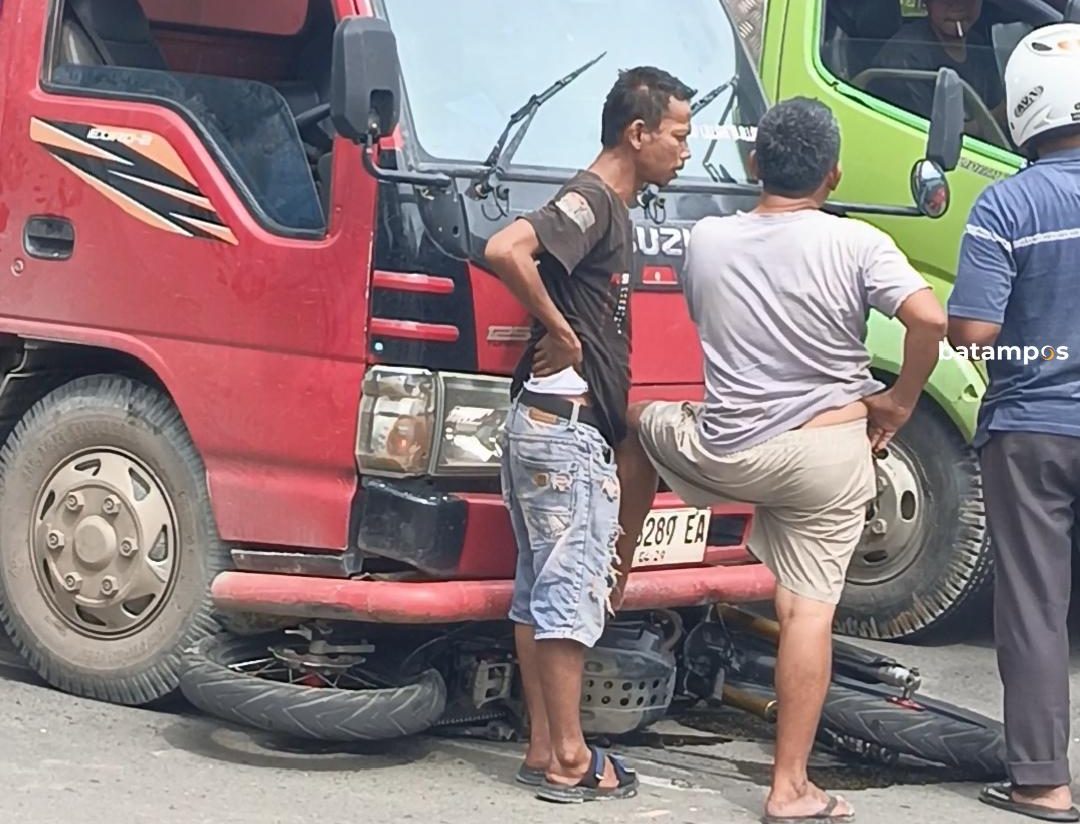 Truk tanah lindas sepeda motor di Batuaji.