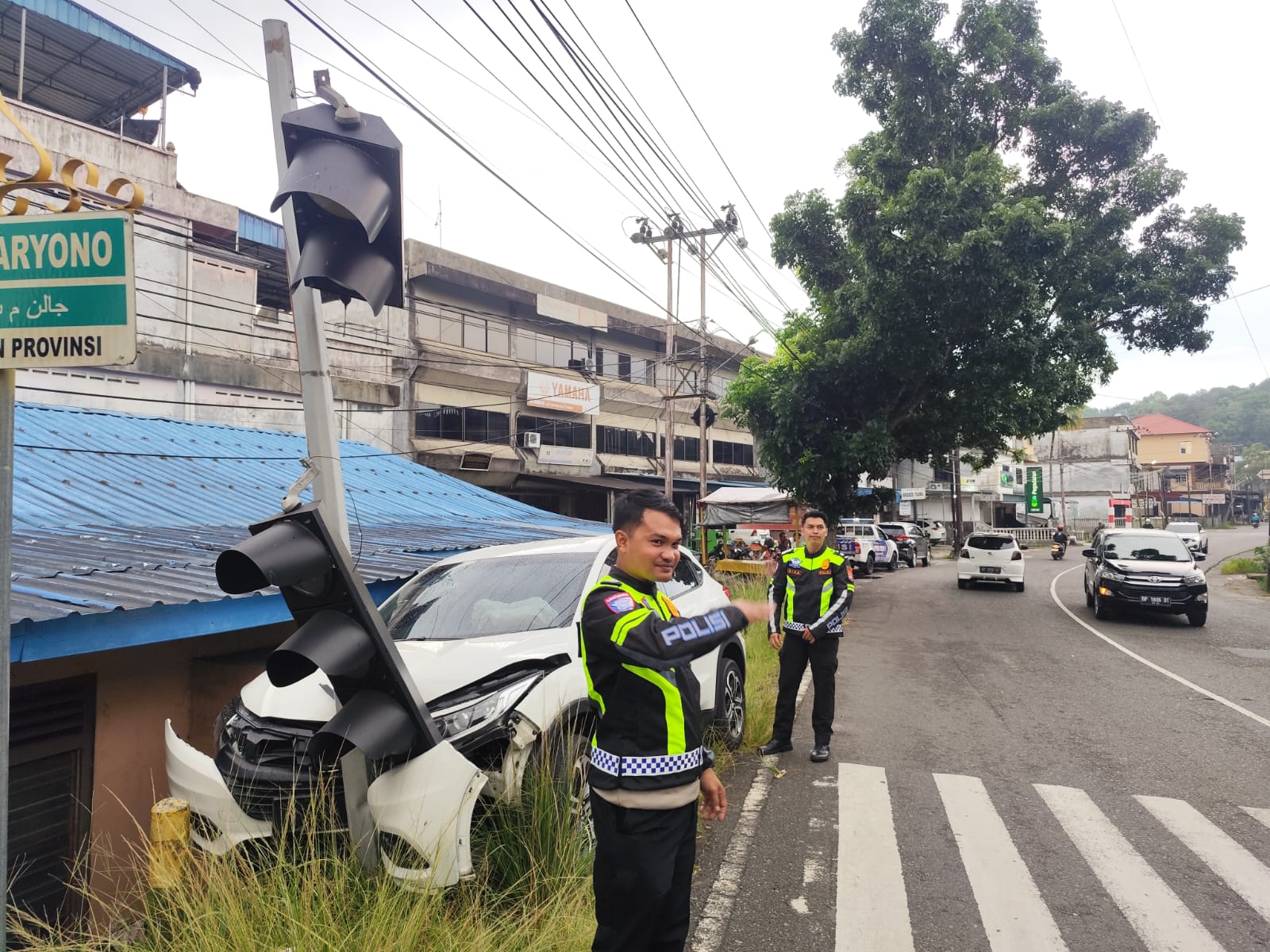 Tiang Traffic light mengalami kerusakan usai tertabrak mobil HRV di Jalan MT. Haryono Tanjungpinang, Sabtu (3/5).