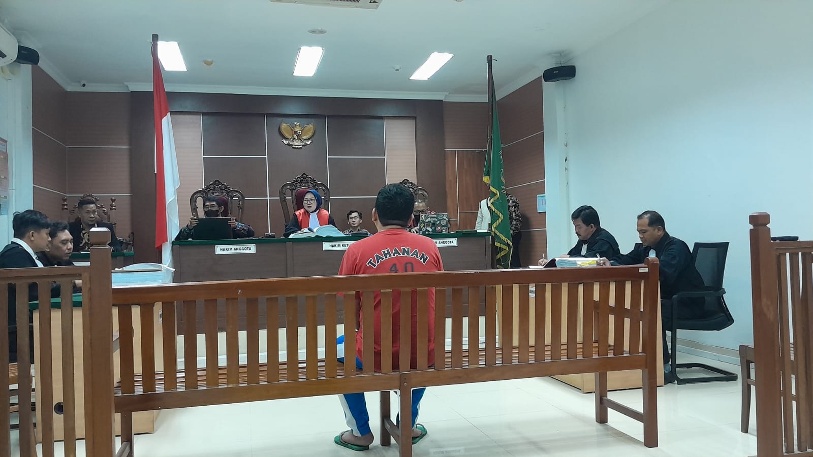 Zulkifli saat mengikuti sidang di PN Batam.