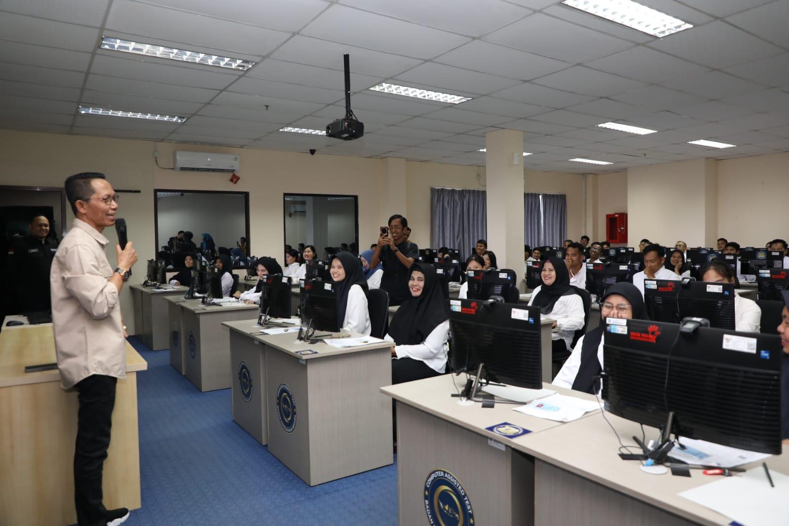 Wali Kota Batam, Amsakar Achmad, saat melakukan pemantauan proses seleksi PPPK. 