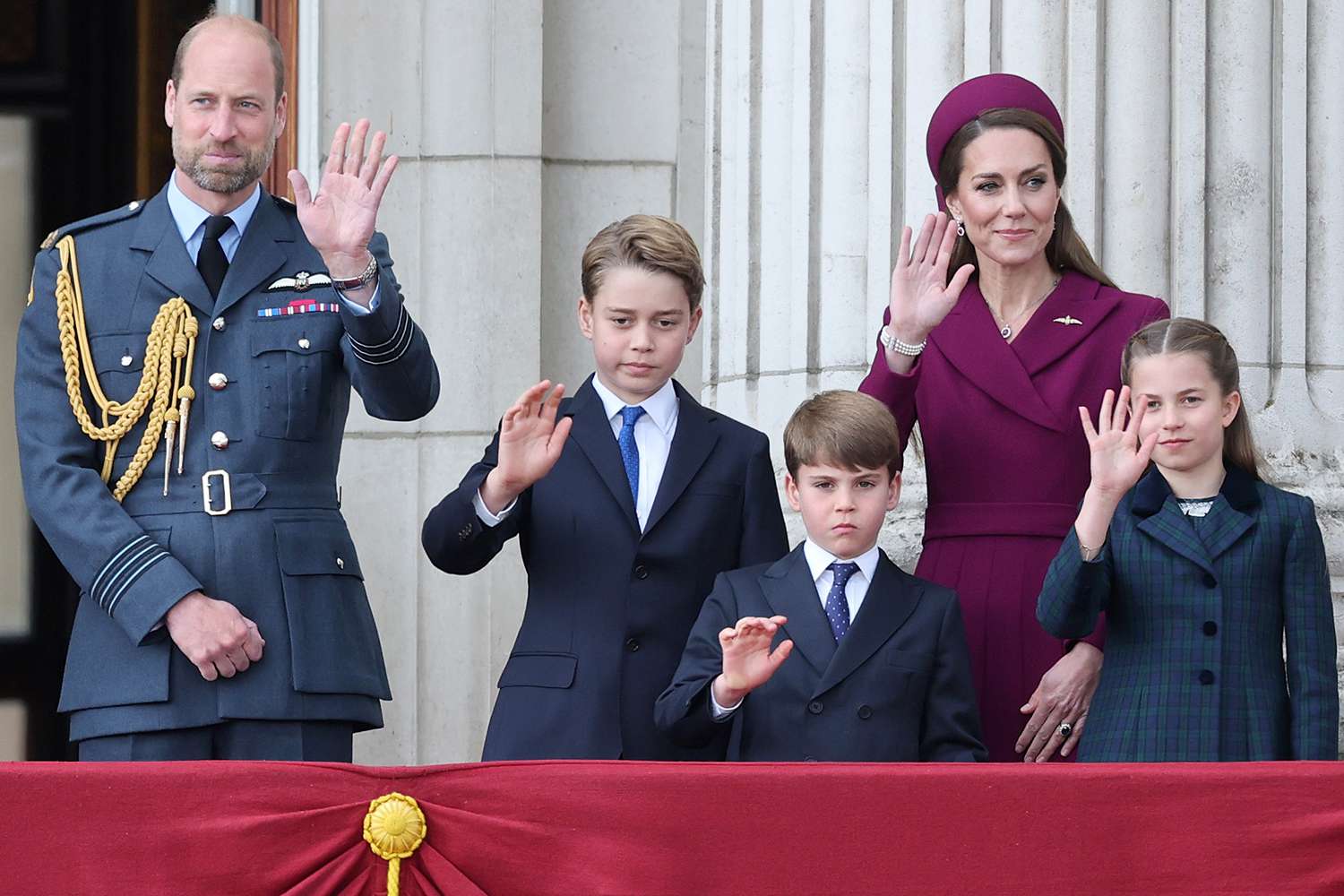 Anggota Kerajaan Inggris, Pangeran William, Putri Catrine dan ketiga anaknya Pangeran George, Putri Charlotte, dan Pangeran Louise dalam acara VE Day di Buckingham Palace.
