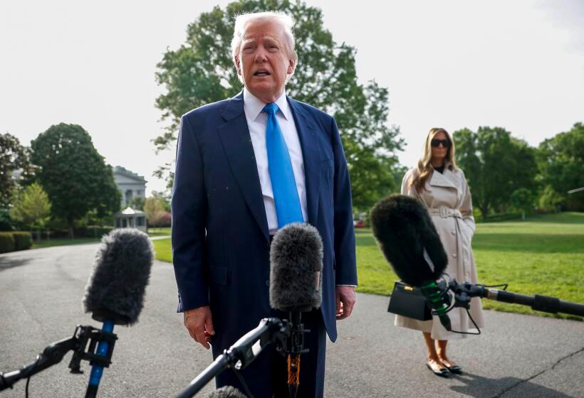 Presiden AS Donald Trump dan Ibu Negara Melania Trump. Trump mengumumkan tarif baru sebesar 100 persen untuk film yang diproduksi di luar negeri, Minggu (4/5/2025). (Kevin Dietsch / Getty Images)