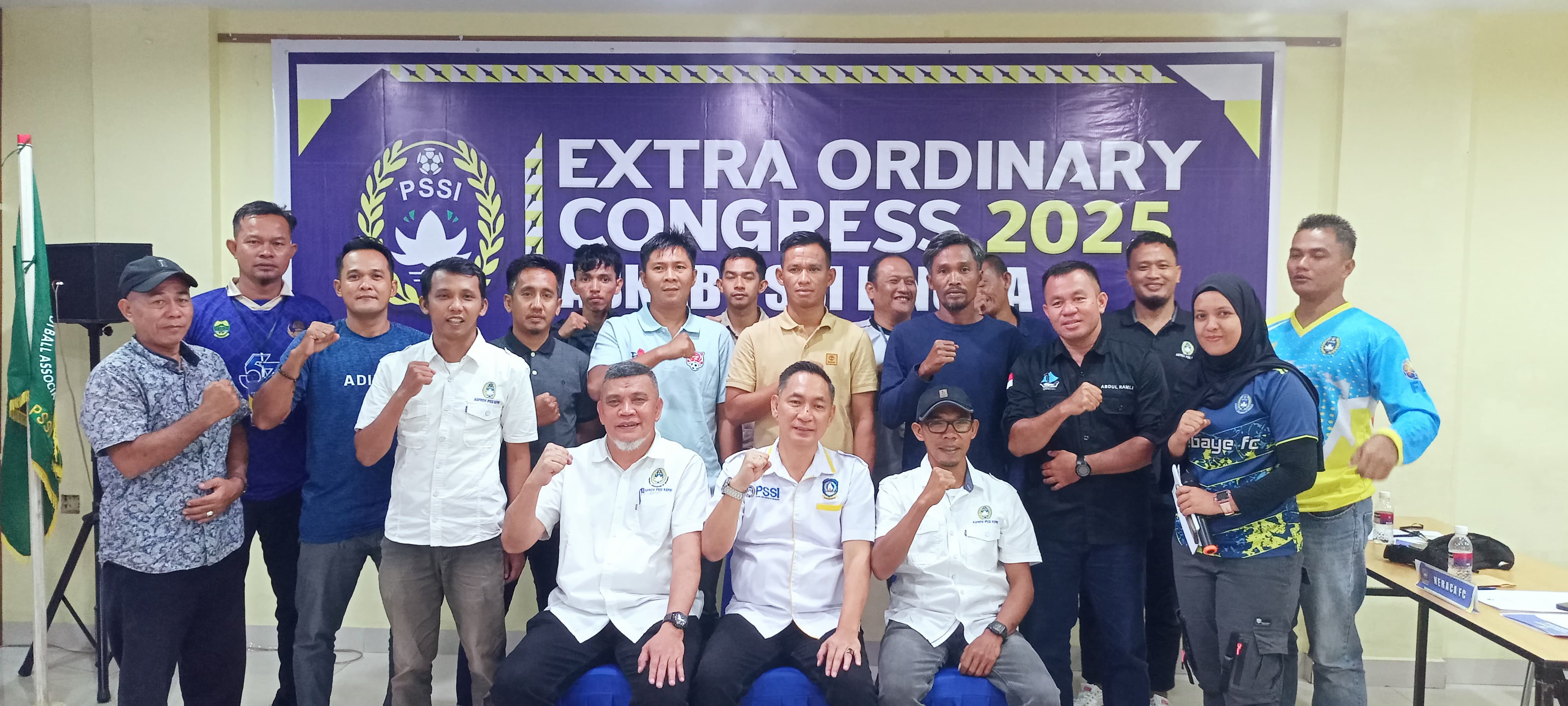 Foto bersama PLT ASKAB PSSI LINGGA, Hendri Bersama Anggota Club Bola yang tergabung di ASKAB PSSI LINGGA, Sabtu (3/5).