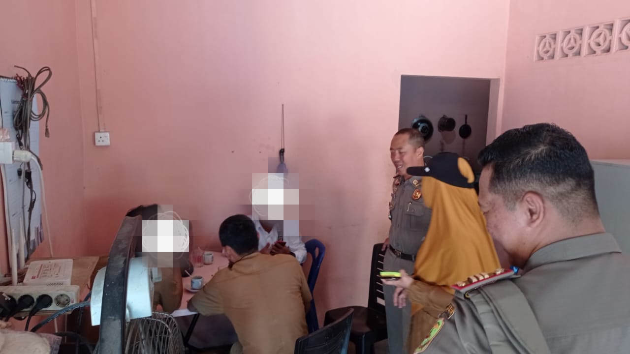 Sejumlah ASN terjaring razia saat sedang nongkrong di Warung Kopi di kawasan Kampung Bugis Tanjungpinang, Senin (5/5).