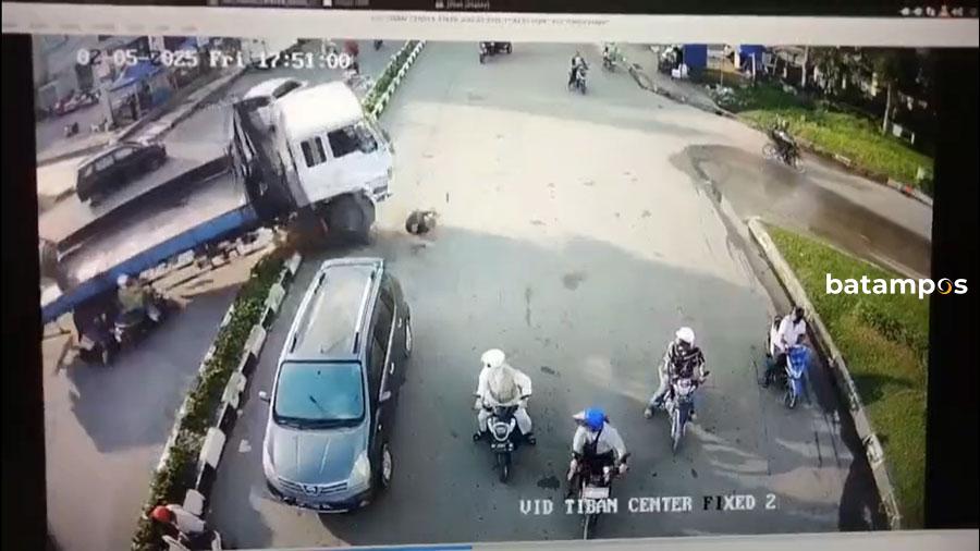 Truk Mitsubishi Fuso BP 8094 ZH yang terlibat kecelakaan di traffick light Tiban Centre.