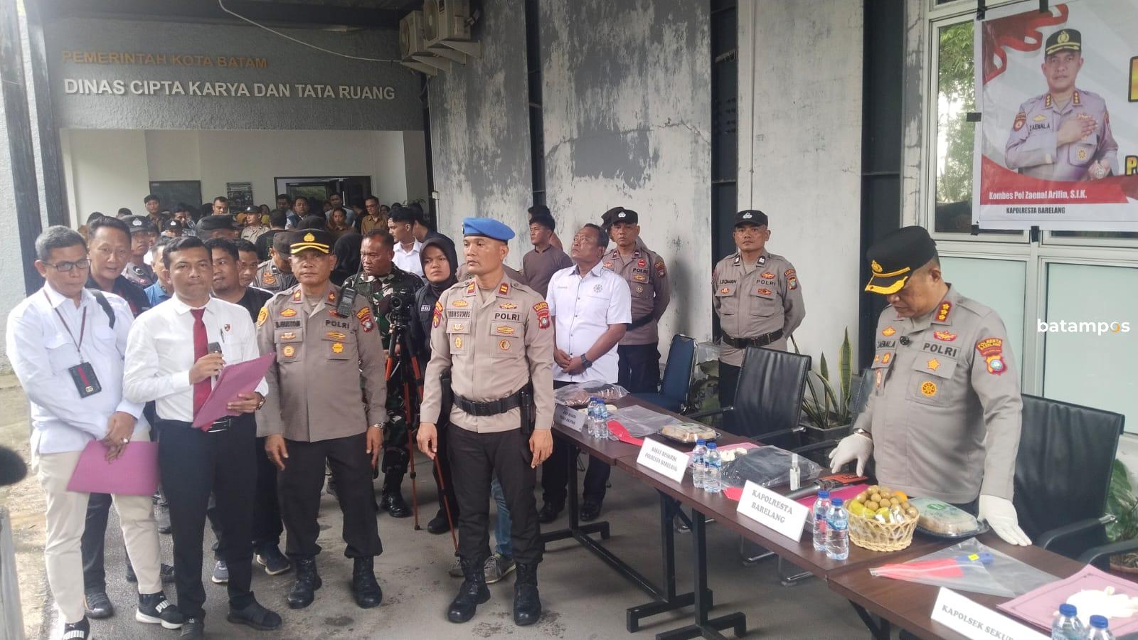 Persiapan rekonstruksi pembunuhan sadis yang menewaskan Hafiz Rinanda, 29, seorang pegawai honorer Dinas Cipta Karya dan Tata Ruang (CKTR) Kota Batam oleh polisi.