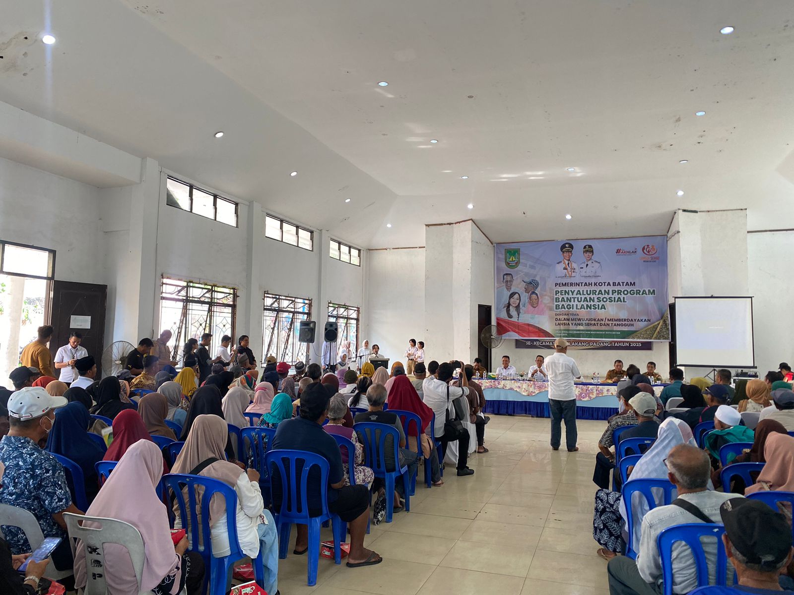 Penyaluran bantuan sosial (bansos) bagi masyarakat lanjut usia (lansia) di pulau perbatasan Batam, Senin (5/5).