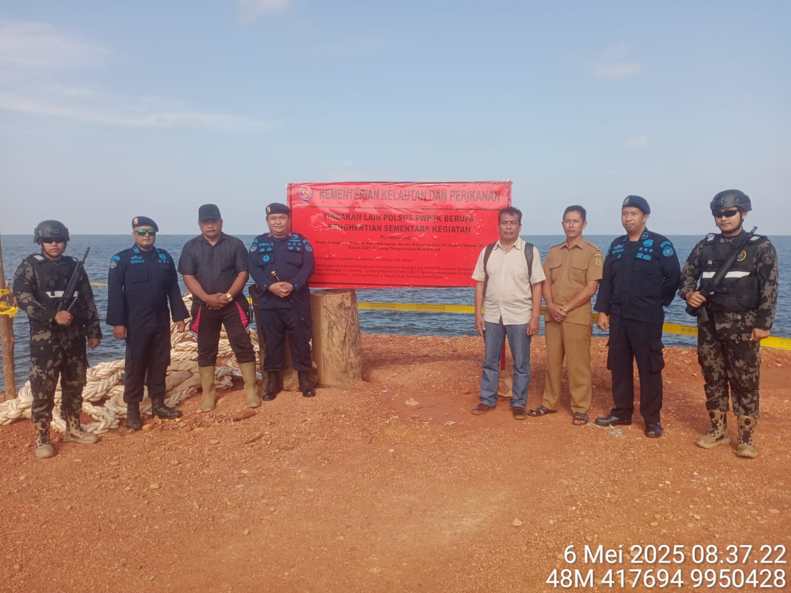 Anggota PSDKP Batam saat melakukan penyegelan terhadapt Tersus PT TBJ di Desa Tanjung Irat, Selasa (6/5).