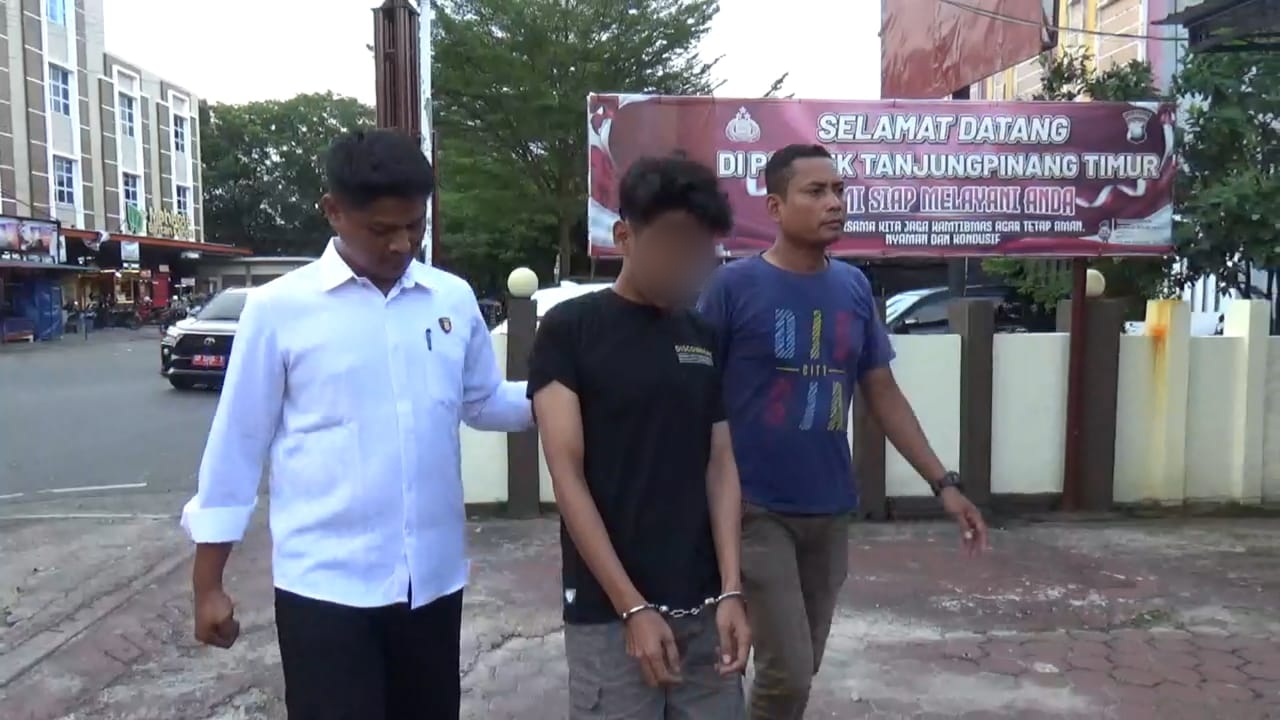 Pencuri inisial EB diamankan polisi di Mapolsek Tanjungpinang Timur.
