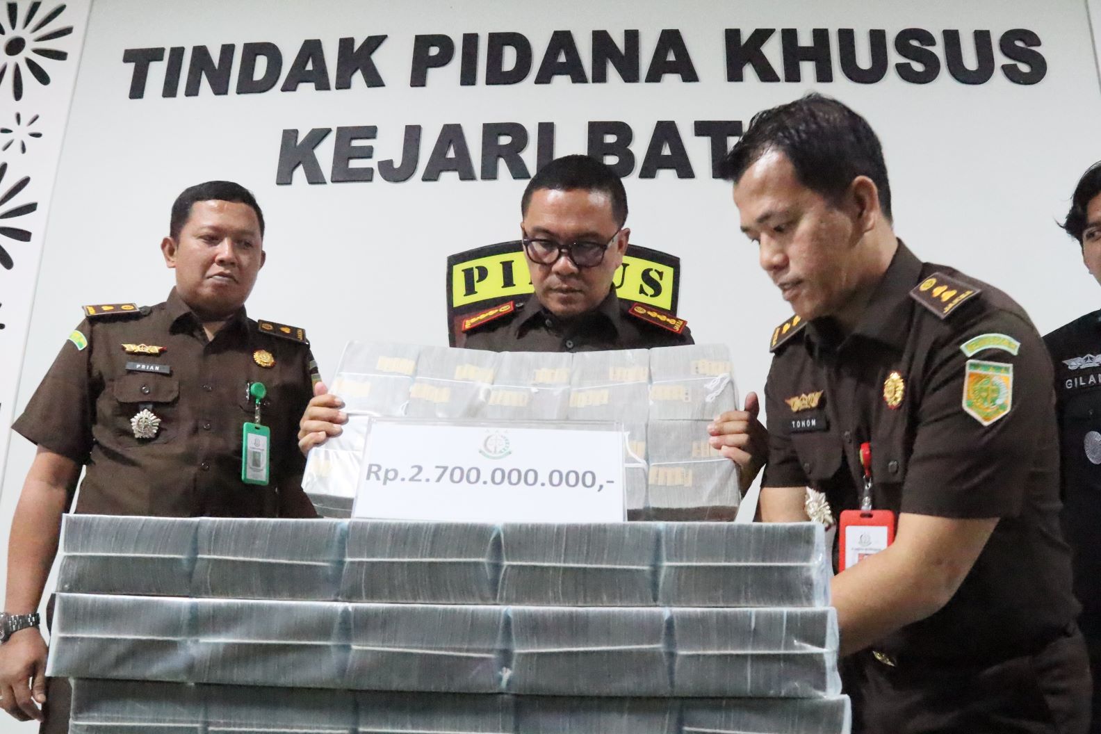 Kajari Batam menunjukan barang bukti uang titipan pembayaran uang pengganti dalam perkara dugaan tindak pidana korupsi PNBP.