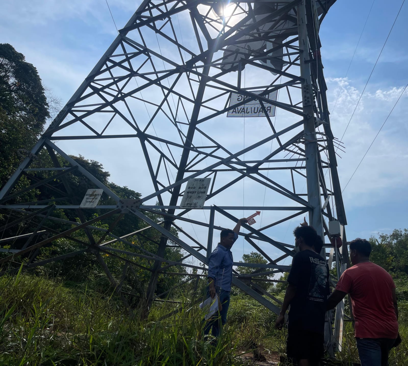 Polisi melakukan olah tempat kejadian kasus pencurian kabel grounding SUTM di kawasan wisata Lagoi.