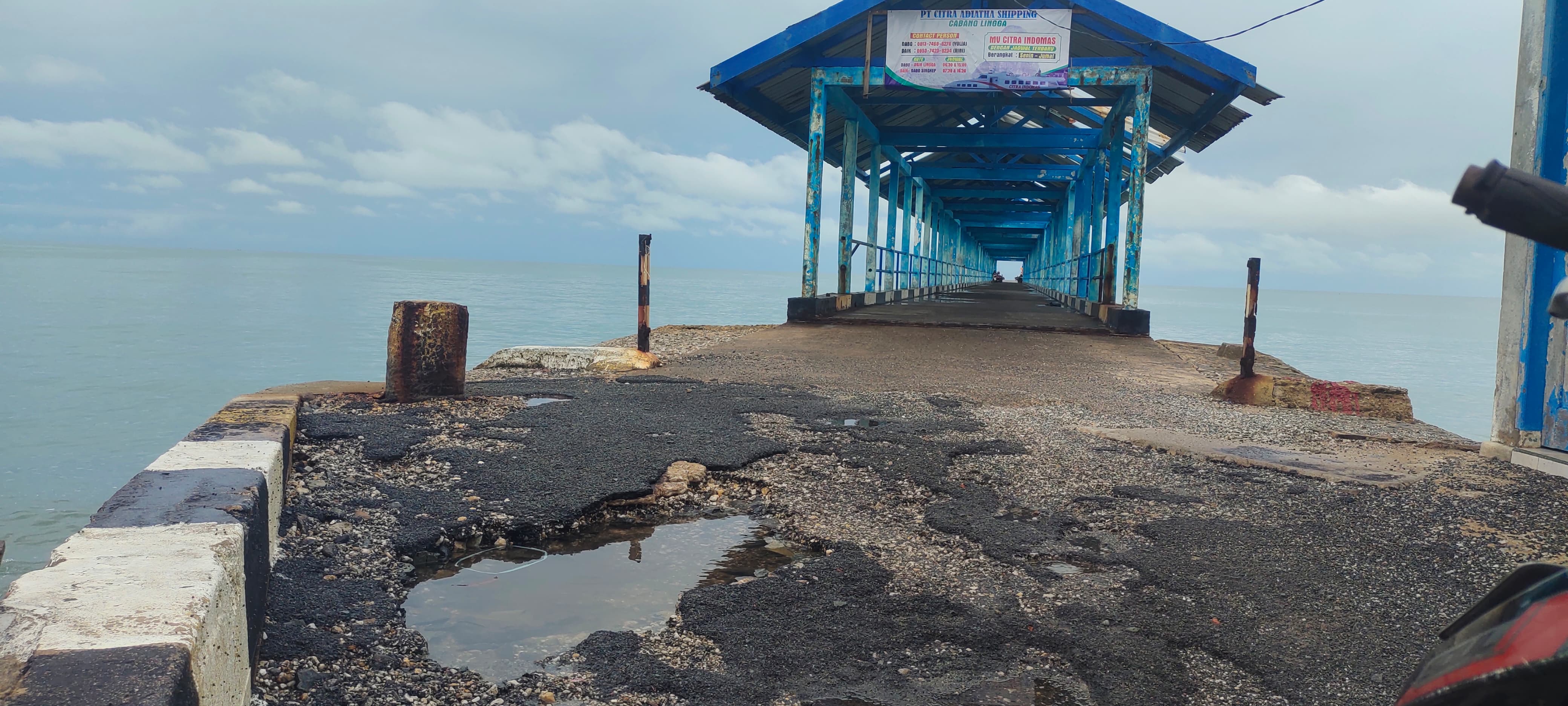 Kondisi Sloft bangunan Pelabuhan Dabo Singkep, Jalan dan Atap yang rusak parah, Selasa (6/5).