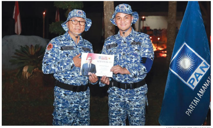 KETUA DPW PAN Provinsi Kepri Ridhwan Ariffalah Rusli Bintang (kanan) berfoto bersama Ketua Umum PAN Zulkifli Hasan saat mengikuti pelatihan pengakaderan PAN di DPP PAN.